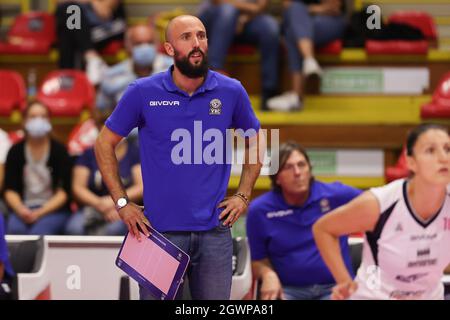 Busto Arsizio, Italie. 30 septembre 2021. Martino Volpini entraîneur-chef de VBC Casalmaggiore vu pendant le Trofeo Mimmo Fusco 2021 volley-ball match entre UYBA Unet E-work Busto Arsizio et VBC Casalmaggiore à E-Work Arena. UYBA Unet E-Work Busto Arsizio a remporté le tournoi. Crédit : SOPA Images Limited/Alamy Live News Banque D'Images