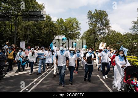 Mexico, Mexique. 03ème octobre 2021. Les manifestants défilent le long de l'avenue Reforma pour protester contre la légalisation de l'avortement.des milliers de personnes défilent à Mexico lors d'une marche pro-vie et pro-femmes. Des manifestants sont venus de tout le pays, avec différents États ou organisations inscrits sur leurs tee-shirts. La marche vient après que la Cour suprême mexicaine ait statué que l'avortement n'était plus un crime depuis septembre 2021. Crédit : SOPA Images Limited/Alamy Live News Banque D'Images