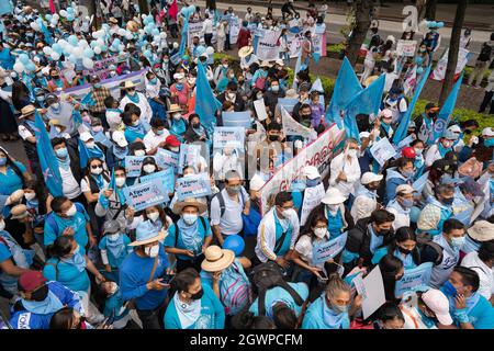 Mexico, Mexique. 03ème octobre 2021. Les manifestants ont vu quelques minutes avant le début de la marche de la manifestation à l'Ange de l'indépendance.des milliers de marche à Mexico lors d'une marche pro-vie et pro-femmes de démonstration. Des manifestants sont venus de tout le pays, avec différents États ou organisations inscrits sur leurs tee-shirts. La marche vient après que la Cour suprême mexicaine ait statué que l'avortement n'était plus un crime depuis septembre 2021. Crédit : SOPA Images Limited/Alamy Live News Banque D'Images