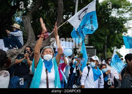 Mexico, Mexique. 03ème octobre 2021. Un manifestant féminin applaudit tout en agitant un drapeau anti-avortement pendant la manifestation de mars.des milliers de marche à Mexico lors d'une manifestation pro-vie et pro-femmes. Des manifestants sont venus de tout le pays, avec différents États ou organisations inscrits sur leurs tee-shirts. La marche vient après que la Cour suprême mexicaine ait statué que l'avortement n'était plus un crime depuis septembre 2021. Crédit : SOPA Images Limited/Alamy Live News Banque D'Images