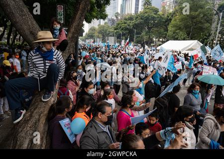 Mexico, Mexique. 03ème octobre 2021. Des milliers de manifestants arrivent à l'Ange de l'indépendance pour protester contre la légalisation de l'avortement.des milliers de personnes défilent à Mexico lors d'une marche pro-vie et pro-femmes. Des manifestants sont venus de tout le pays, avec différents États ou organisations inscrits sur leurs tee-shirts. La marche vient après que la Cour suprême mexicaine ait statué que l'avortement n'était plus un crime depuis septembre 2021. Crédit : SOPA Images Limited/Alamy Live News Banque D'Images