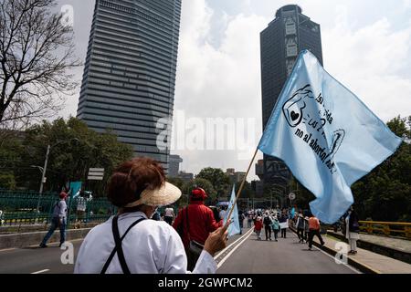 Mexico, Mexique. 03ème octobre 2021. Un manifestant est vu branle un drapeau anti-avortement pendant la manifestation pro-vie mars.milliers de marche à Mexico à une manifestation pro-vie et pro-femmes Mars. Des manifestants sont venus de tout le pays, avec différents États ou organisations inscrits sur leurs tee-shirts. La marche vient après que la Cour suprême mexicaine ait statué que l'avortement n'était plus un crime depuis septembre 2021. Crédit : SOPA Images Limited/Alamy Live News Banque D'Images