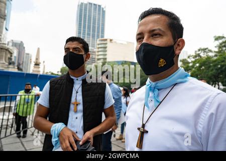 Mexico, Mexique. 03ème octobre 2021. Des manifestants sont vus porter des colliers en croix en bois autour de leur cou pendant la manifestation pro-vie.des milliers de marche à Mexico lors d'une marche pro-vie et pro-femmes de démonstration. Des manifestants sont venus de tout le pays, avec différents États ou organisations inscrits sur leurs tee-shirts. La marche vient après que la Cour suprême mexicaine ait statué que l'avortement n'était plus un crime depuis septembre 2021. Crédit : SOPA Images Limited/Alamy Live News Banque D'Images