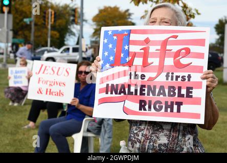 Mount Pleasant, Wisconsin, États-Unis. 3 octobre 2021. Plusieurs dizaines de personnes participent à la manifestation annuelle de la chaîne de vie nationale contre l'avortement dimanche 3 octobre 2021 le long d'une route d'État très fréquentée dans le village de Mount Pleasant, Wisconsin, à côté de racine. (Image de crédit : © Mark Hertzberg/ZUMA Press Wire) Banque D'Images