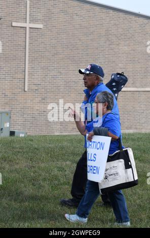 Mount Pleasant, Wisconsin, États-Unis. 3 octobre 2021. Plusieurs dizaines de personnes participent à la manifestation annuelle de la chaîne de vie nationale contre l'avortement dimanche 3 octobre 2021 le long d'une route d'État très fréquentée dans le village de Mount Pleasant, Wisconsin, à côté de racine. (Image de crédit : © Mark Hertzberg/ZUMA Press Wire) Banque D'Images