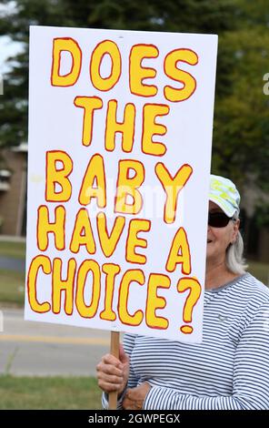 Mount Pleasant, Wisconsin, États-Unis. 3 octobre 2021. Plusieurs dizaines de personnes, dont PAT CARBONNEAU, participent à la manifestation annuelle de la chaîne de vie nationale contre l'avortement dimanche 3 octobre 2021 le long d'une route d'État très fréquentée dans le village de Mount Pleasant, Wisconsin, à côté de racine. (Image de crédit : © Mark Hertzberg/ZUMA Press Wire) Banque D'Images