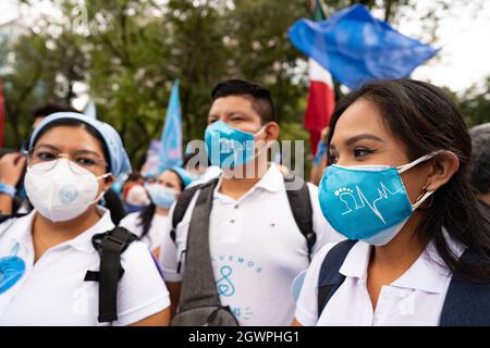 Mexico, Mexique. 03ème octobre 2021. Une démonstratrice féminine (R) a été vue portant une marche pro-vie des maskThouslands à Mexico lors d'une marche pro-vie et pro-femme. Des manifestants sont venus de tout le pays, avec différents États ou organisations inscrits sur leurs tee-shirts. La marche vient après que la Cour suprême mexicaine ait statué que l'avortement n'était plus un crime depuis septembre 2021. (Photo de Lexie Harrison-Cripps/SOPA Images/Sipa USA) crédit: SIPA USA/Alay Live News Banque D'Images