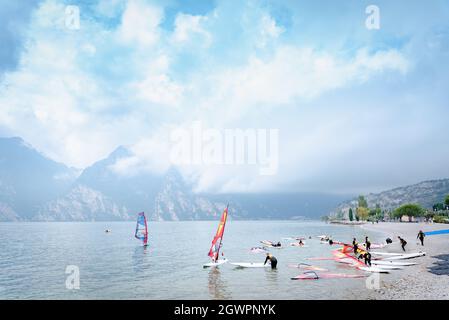 Riva del Garda, Italie - 22 septembre 2021 : les athlètes pratiquent la planche à voile dans une académie de surf près du lac. Banque D'Images