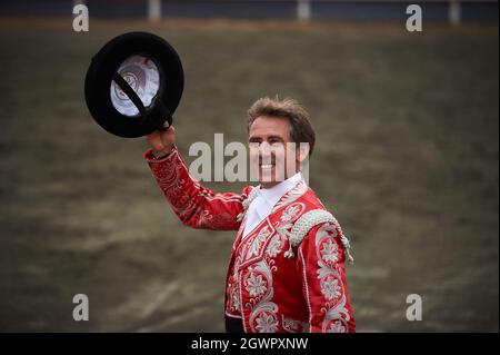 Larraga, Espagne. 03ème octobre 2021. Pablo Hermoso de Mendoza, rejoneador, 55 ans, fait des gestes au public. Crédit : SOPA Images Limited/Alamy Live News Banque D'Images