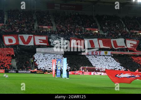 4 octobre 2021, Villeneuve d'Ascq, France: Fans de Lille en action pendant le championnat français de football Ligue 1 Uber Eats entre Lille OSC et Olympique de Marseille au stade Pierre Mauroy - Lille France.Lille a gagné 2:0 (Credit image: © Pierre Stevenin/ZUMA Press Wire) Banque D'Images