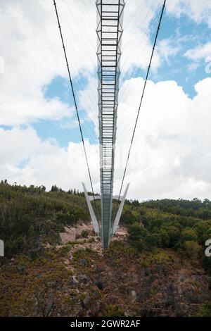 Pont suspendu piétonnier le plus long du monde à Passadiços do Paiva à Arouca Geopark Banque D'Images