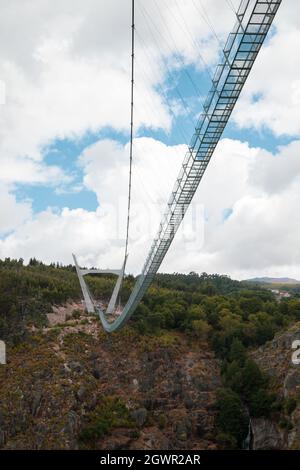 Pont suspendu piétonnier le plus long du monde à Passadiços do Paiva à Arouca Geopark Banque D'Images