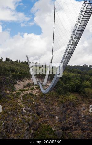 Pont suspendu piétonnier le plus long du monde à Passadiços do Paiva à Arouca Geopark Banque D'Images