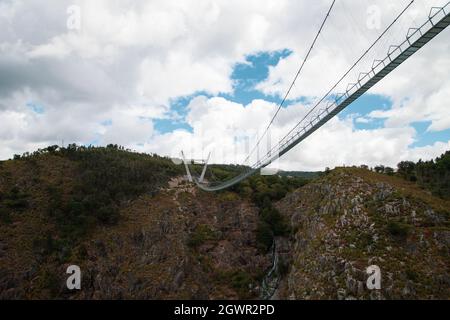 Pont suspendu piétonnier le plus long du monde à Passadiços do Paiva à Arouca Geopark Banque D'Images