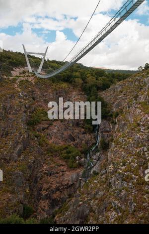 Pont suspendu piétonnier le plus long du monde à Passadiços do Paiva à Arouca Geopark Banque D'Images