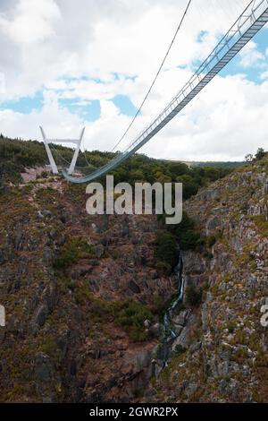 Pont suspendu piétonnier le plus long du monde à Passadiços do Paiva à Arouca Geopark Banque D'Images