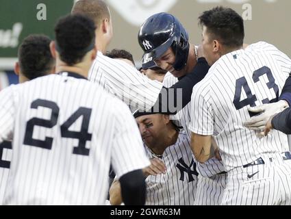 Bronx, États-Unis. 03ème octobre 2021. New York Yankees Aaron Judge fête avec ses coéquipiers après avoir atteint un single de terrain lors du 9e repas en battant les Tampa Bay Rays 1-0 au Yankee Stadium le dimanche 3 octobre 2021 à New York City. Avec la victoire, les Yankees ont décroché un point de la American League Wild Card dans la MLB Post Season. Photo de John Angelillo/UPI crédit: UPI/Alay Live News Banque D'Images