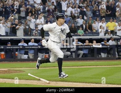 Bronx, États-Unis. 03ème octobre 2021. New York Yankees Aaron Judge atteint un single d'infield à pied dans le 9e restaurant en battant les Tampa Bay Rays 1-0 au Yankee Stadium le dimanche 3 octobre 2021 à New York City. Avec la victoire, les Yankees ont décroché un point de la American League Wild Card dans la MLB Post Season. Photo de John Angelillo/UPI crédit: UPI/Alay Live News Banque D'Images