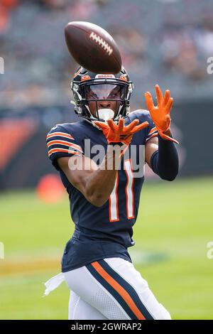 Chicago, Illinois, États-Unis. 03ème octobre 2021. - Ours #11 Darnell Mooney attrape le ballon avant le match de la NFL entre les Detroit Lions et les Chicago Bears au Soldier Field à Chicago, il. Photographe : Mike Wulf. Crédit : csm/Alay Live News Banque D'Images