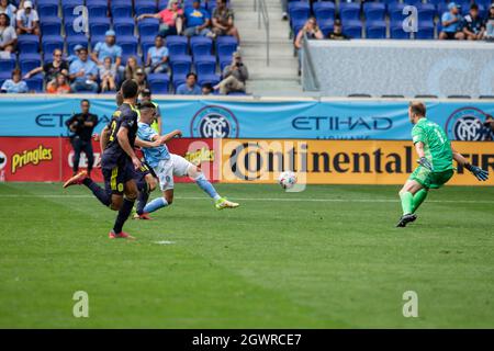 Harrison, NJ - 3 octobre 2021: Jesus Medina (19) de NYCFC coups sur le but pendant le jeu régulier MLS contre Nashville SC à l'arène Red Bull Banque D'Images