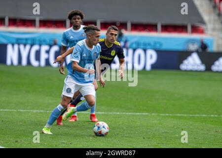 Harrison, NJ - 3 octobre 2021: Jesus Medina (19) de NYCFC contrôle le ballon pendant le match régulier MLS contre Nashville SC à l'arène Red Bull Banque D'Images