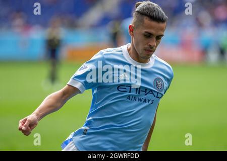 New York, États-Unis. 03ème octobre 2021. Jesus Medina (19) de NYCFC contrôle le ballon pendant le match régulier de MLS contre Nashville SC à l'arène Red Bull à Harrison NJ le 3 octobre 2021. Le jeu s'est terminé par un tirage sans but. (Photo de Lev Radin/Sipa USA) crédit: SIPA USA/Alay Live News Banque D'Images