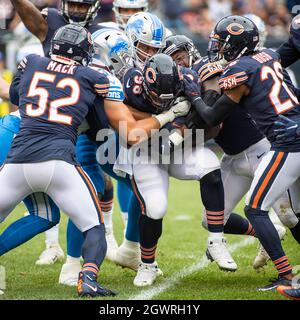 Chicago, Illinois, États-Unis. 03ème octobre 2021. - Bears #98 Bilal Nichols court avec le ballon pendant le match NFL entre les Detroit Lions et les Chicago Bears au Soldier Field à Chicago, il. Photographe : Mike Wulf. Crédit : csm/Alay Live News Banque D'Images