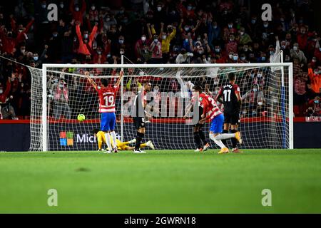 Grenade, Espagne. 03ème octobre 2021. Les joueurs de Grenade CF célèbrent un but lors du match de la Liga Santander entre Granada CF et Sevilla FC à l'Estadio Nuevo Los Carmenes à Grenade.(Score final: Granada CF 1:0 Sevilla FC) Credit: SOPA Images Limited/Alay Live News Banque D'Images