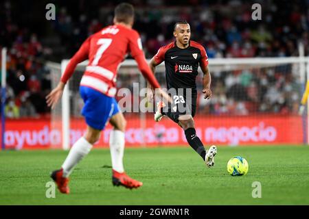 Grenade, Espagne. 03ème octobre 2021. Le joueur du FC de Séville Jules Kounde vu en action pendant le match de la Liga Santander entre le FC de Grenade et le FC de Séville à l'Estadio Nuevo Los Carmenes à Grenade.(Score final: Granada CF 1:0 Sevilla FC) Credit: SOPA Images Limited/Alay Live News Banque D'Images