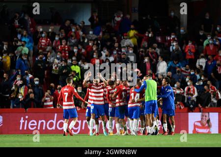 Grenade, Espagne. 03ème octobre 2021. Les joueurs de Granada CF célèbrent leur victoire après le match de la Liga Santander entre Granada CF et Sevilla FC à l'Estadio Nuevo Los Carmenes à Grenade.(Score final: Granada CF 1:0 Sevilla FC) Credit: SOPA Images Limited/Alay Live News Banque D'Images