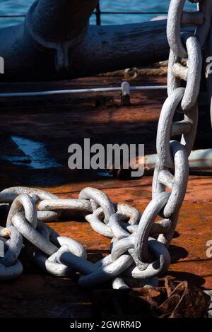 Chaînes d'ancrage sur grue flottante, Wellington, Île du Nord, Nouvelle-Zélande Banque D'Images