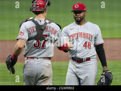 Pittsburgh, États-Unis. 03ème octobre 2021. Tyler Stephenson (37) félicite le lanceur de secours de Cincinnati Reds Mychal Givens (48) après la victoire de 6-3 contre les pirates de Pittsburgh au parc PNC le dimanche 3 octobre 2021 à Pittsburgh. Photo par Archie Carpenter/UPI crédit: UPI/Alay Live News Banque D'Images