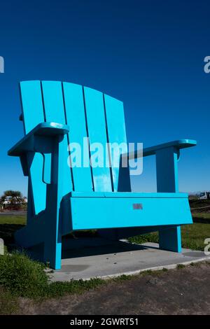 Grandes chaises de couleur sur le front de mer à Napier, Hawkes Bay, North Island, Nouvelle-Zélande Banque D'Images