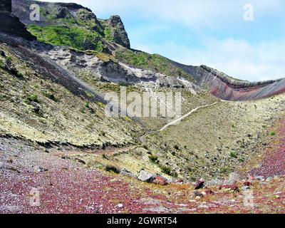 Mt.Tarawera, située sur l'île du Nord de la Nouvelle-Zélande, fait partie de la zone volcanique de Taupo, dont l'éruption est majeure en 1886. Banque D'Images