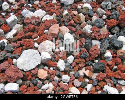 Des roches volcaniques multicolores, également connues sous le nom de cri ou de talus, se trouvent dans tout le paysage du mont Tarawera en Nouvelle-Zélande. Banque D'Images