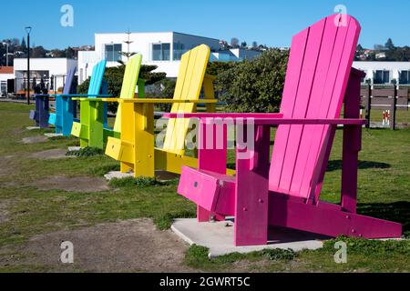 Grandes chaises de couleur sur le front de mer à Napier, Hawkes Bay, North Island, Nouvelle-Zélande Banque D'Images