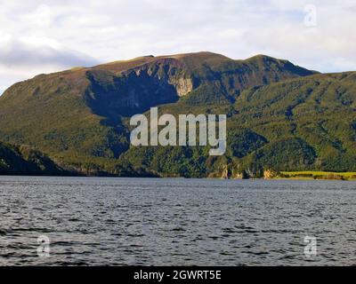 Mt.Tarawera est vue depuis le lac Rotaomahana, un lac de cratère volcanique dans la région de Bay of Plenty de l'île du Nord en Nouvelle-Zélande.Le mont Tarawera, un volcan en fissure dormant, est connu pour son éruption de 1886 et accueille actuellement des visiteurs d'une journée pour des promenades le long et à l'intérieur du centre volcanique. Banque D'Images