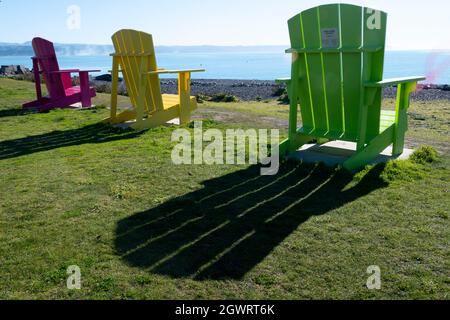 Grandes chaises de couleur sur le front de mer à Napier, Hawkes Bay, North Island, Nouvelle-Zélande Banque D'Images