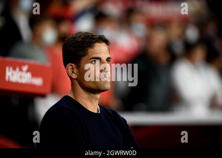 Grenade, Espagne. 03ème octobre 2021. L'entraîneur de FC de Grenade Robert Moreno vu pendant le match de la Liga Santander entre le FC de Grenade et le FC de Séville à l'Estadio Nuevo Los Carmenes à Grenade.(Score final: Granada CF 1:0 Sevilla FC) (photo de Carlos Gil/SOPA Images/Sipa USA) crédit: SIPA USA/Alay Live News Banque D'Images