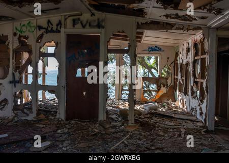 Intérieur de la maison détruit par l'érosion côtière et l'élévation du niveau de la mer, plage Haumoana, baie Hawkes, Île du Nord, Nouvelle-Zélande Banque D'Images