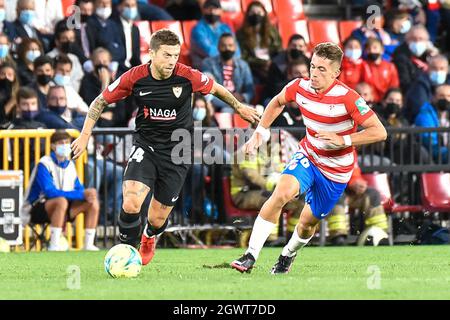 Grenade, Espagne. 03ème octobre 2021. PAPU Gomez du FC Sevilla étant suivie par Ismael Ruiz de Grenade CF pendant le match de la Ligue entre le FC Grenade et le FC Séville au stade Nuevo Los Carmenes le 23 septembre 2021 à Grenade, Espagne. (Photo de José M Baldomero/Pacific Press) crédit: Pacific Press Media production Corp./Alay Live News Banque D'Images