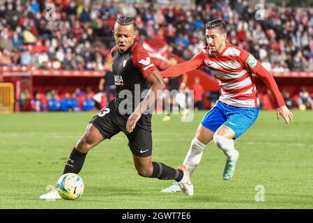 Grenade, Espagne. 03ème octobre 2021. Sergio Escudero de Grenade CF duels pour le bal avec Eric Jules Kounde de Sevilla FC pendant le match de la Ligue entre Grenade CF et Sevilla FC au stade Nuevo Los Carmenes le 3 septembre 2021 à Grenade, Espagne. (Photo de José M Baldomero/Pacific Press) crédit: Pacific Press Media production Corp./Alay Live News Banque D'Images