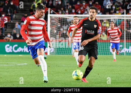 Grenade, Espagne. 03ème octobre 2021. Sergio Escudero de Grenade CF duels pour le ballon avec Jesús Navas de Sevilla FC pendant le match de la Ligue entre Grenade CF et Sevilla FC au stade Nuevo Los Carmenes le 3 septembre 2021 à Grenade, Espagne. (Photo de José M Baldomero/Pacific Press) crédit: Pacific Press Media production Corp./Alay Live News Banque D'Images