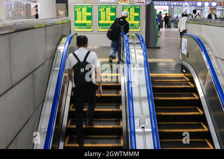 Les passagers du train sont vus marcher sur les escaliers mécaniques à la gare de Saitama, au nord de Tokyo, au Japon, le 1er octobre 2021. La préfecture de Saitama lance une ordonnance locale non contraignante exhortant les gens à se tenir au lieu de marcher lorsqu'ils sont à monter sur les escaliers mécaniques. Credit: AFLO/Alay Live News Banque D'Images