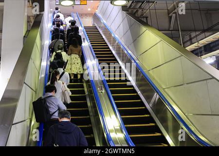 Les passagers des trains sont vus toujours debout sur les escaliers mécaniques à la gare de Saitama, au nord de Tokyo, au Japon, le 1er octobre 2021. La préfecture de Saitama lance une ordonnance locale non contraignante exhortant les gens à se tenir au lieu de marcher lorsqu'ils sont à monter sur les escaliers mécaniques. Credit: AFLO/Alay Live News Banque D'Images