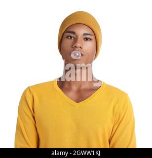 Jeune homme afro-américain avec chewing-gum sur fond blanc Banque D'Images