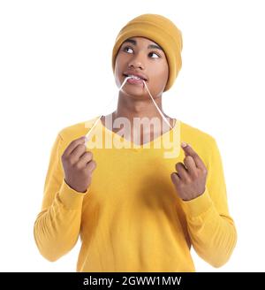 Jeune homme afro-américain avec chewing-gum sur fond blanc Banque D'Images