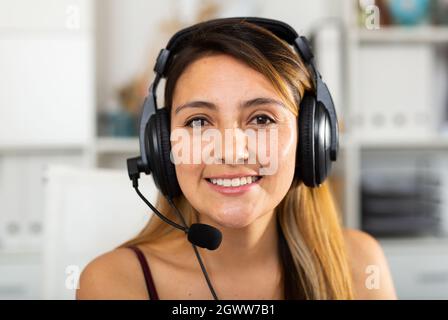 Portrait d'une femme d'assistance téléphonique Banque D'Images