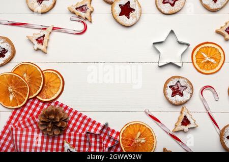 Cadre composé de délicieux biscuits Linzer sur fond de bois blanc Banque D'Images