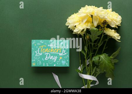 Célébration de la Journée des enseignants. Carte de vœux et fleurs sur fond de tableau noir, vue du dessus Banque D'Images